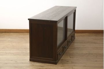 収納棚をリペア&カスタム!テレビ台として使用のため天板を取り付け。引き戸のガラスはすりガラスに、引き出しは取っ手を交換。1トーン落ち着いた色味に着色仕上げ。(キャビネット、食器棚、飾り棚、ガラス戸棚、リビングボード)
