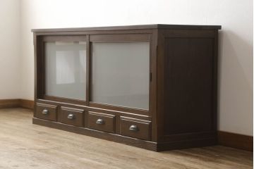 収納棚をリペア&カスタム!テレビ台として使用のため天板を取り付け。引き戸のガラスはすりガラスに、引き出しは取っ手を交換。1トーン落ち着いた色味に着色仕上げ。(キャビネット、食器棚、飾り棚、ガラス戸棚、リビングボード)