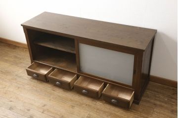 収納棚をリペア&カスタム!テレビ台として使用のため天板を取り付け。引き戸のガラスはすりガラスに、引き出しは取っ手を交換。1トーン落ち着いた色味に着色仕上げ。(キャビネット、食器棚、飾り棚、ガラス戸棚、リビングボード)