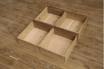 収納棚をリペア&カスタム!テレビ台として使用のため天板を取り付け。引き戸のガラスはすりガラスに、引き出しは取っ手を交換。1トーン落ち着いた色味に着色仕上げ。(キャビネット、食器棚、飾り棚、ガラス戸棚、リビングボード)