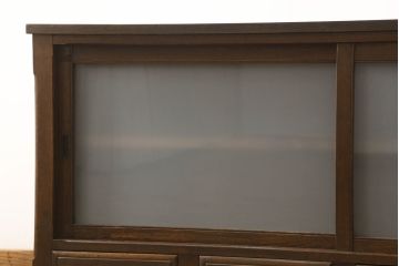 収納棚をリペア&カスタム!テレビ台として使用のため天板を取り付け。引き戸のガラスはすりガラスに、引き出しは取っ手を交換。1トーン落ち着いた色味に着色仕上げ。(キャビネット、食器棚、飾り棚、ガラス戸棚、リビングボード)