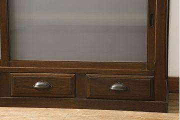 収納棚をリペア&カスタム!テレビ台として使用のため天板を取り付け。引き戸のガラスはすりガラスに、引き出しは取っ手を交換。1トーン落ち着いた色味に着色仕上げ。(キャビネット、食器棚、飾り棚、ガラス戸棚、リビングボード)