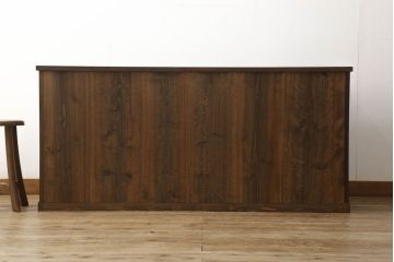 収納棚をリペア&カスタム!テレビ台として使用のため天板を取り付け。引き戸のガラスはすりガラスに、引き出しは取っ手を交換。1トーン落ち着いた色味に着色仕上げ。(キャビネット、食器棚、飾り棚、ガラス戸棚、リビングボード)