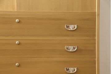 総桐箪笥の見た目を変えずに綺麗にリペア!本来の美しさを活かした木地色仕上げ。(衣装箪笥、整理タンス、引き出し、チェスト、桐たんす、胴厚、四方丸)
