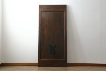 蔵戸をリペア&カスタム!リサイズし、引手・鍵・吊り金具を取り付け。ご希望の色味に着色仕上げ。(引き戸、玄関戸)