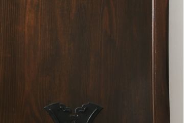 蔵戸をリペア&カスタム!リサイズし、引手・鍵・吊り金具を取り付け。ご希望の色味に着色仕上げ。(引き戸、玄関戸)