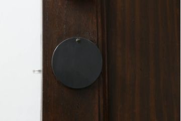 蔵戸をリペア&カスタム!リサイズし、引手・鍵・吊り金具を取り付け。ご希望の色味に着色仕上げ。(引き戸、玄関戸)