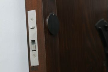 蔵戸をリペア&カスタム!リサイズし、引手・鍵・吊り金具を取り付け。ご希望の色味に着色仕上げ。(引き戸、玄関戸)