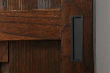 蔵戸をリペア&カスタム!リサイズし、引手・鍵・吊り金具を取り付け。ご希望の色味に着色仕上げ。(引き戸、玄関戸)