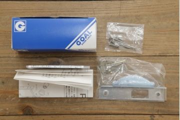 蔵戸をリペア&カスタム!リサイズし、引手・鍵・吊り金具を取り付け。ご希望の色味に着色仕上げ。(引き戸、玄関戸)