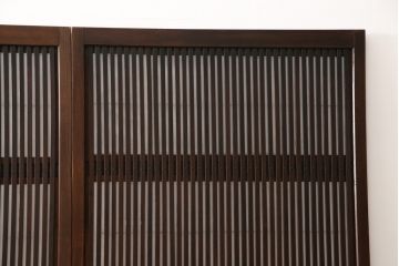 格子戸をリペア&カスタム!リサイズし、引手を取り付け。裏障子をプラスチック障子に張替え。1トーン落ち着いた色味に着色仕上げ。(障子戸、引き戸、建具)