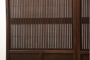 格子戸をリペア&カスタム!リサイズし、引手を取り付け。裏障子をプラスチック障子に張替え。1トーン落ち着いた色味に着色仕上げ。(障子戸、引き戸、建具)