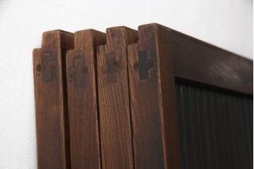格子戸をリペア&カスタム!リサイズし、引手を取り付け。裏障子をプラスチック障子に張替え。1トーン落ち着いた色味に着色仕上げ。(障子戸、引き戸、建具)