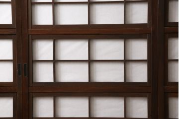 格子戸をリペア&カスタム!リサイズし、引手を取り付け。裏障子をプラスチック障子に張替え。1トーン落ち着いた色味に着色仕上げ。(障子戸、引き戸、建具)