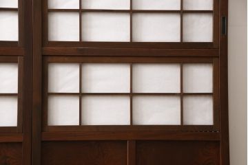 格子戸をリペア&カスタム!リサイズし、引手を取り付け。裏障子をプラスチック障子に張替え。1トーン落ち着いた色味に着色仕上げ。(障子戸、引き戸、建具)