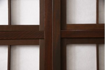 格子戸をリペア&カスタム!リサイズし、引手を取り付け。裏障子をプラスチック障子に張替え。1トーン落ち着いた色味に着色仕上げ。(障子戸、引き戸、建具)