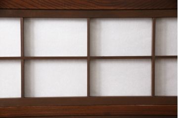 格子戸をリペア&カスタム!リサイズし、引手を取り付け。裏障子をプラスチック障子に張替え。1トーン落ち着いた色味に着色仕上げ。(障子戸、引き戸、建具)