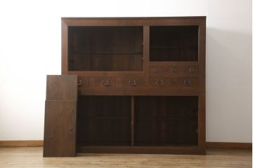 重ね水屋箪笥をリペア&カスタム!上段右上の網をクリアガラスに変更。全ての棚板を交換し、位置を調整。全体をご希望の色味に着色仕上げ。(六尺、食器棚、戸棚、キャビネット、収納棚)