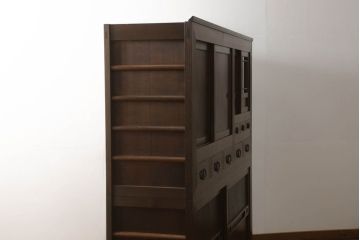 重ね水屋箪笥をリペア&カスタム!上段右上の網をクリアガラスに変更。全ての棚板を交換し、位置を調整。全体をご希望の色味に着色仕上げ。(六尺、食器棚、戸棚、キャビネット、収納棚)