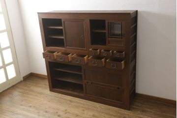 重ね水屋箪笥をリペア&カスタム!上段右上の網をクリアガラスに変更。全ての棚板を交換し、位置を調整。全体をご希望の色味に着色仕上げ。(六尺、食器棚、戸棚、キャビネット、収納棚)