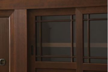 重ね水屋箪笥をリペア&カスタム!上段右上の網をクリアガラスに変更。全ての棚板を交換し、位置を調整。全体をご希望の色味に着色仕上げ。(六尺、食器棚、戸棚、キャビネット、収納棚)