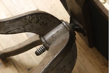 ドクターチェアをリペア&カスタム!座面の生地を張替え、1トーン落ち着いた色味に着色仕上げ。(回転椅子、回転イス、アームチェア、デスクチェア)