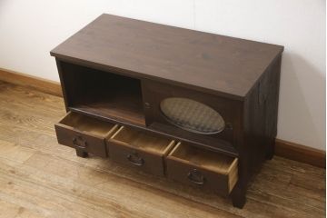 桐箪笥をリペア&カスタム!天板と木製脚を取り付けローボードに。引き戸は切り抜き浅野は模様のガラスを取り付け。現状をベースに着色仕上げ。(テレビ台、テレビボード、収納箪笥、和タンス、引き出し、戸棚、収納棚、キャビネット、リビングボード)