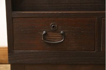桐箪笥をリペア&カスタム!天板と木製脚を取り付けローボードに。引き戸は切り抜き浅野は模様のガラスを取り付け。現状をベースに着色仕上げ。(テレビ台、テレビボード、収納箪笥、和タンス、引き出し、戸棚、収納棚、キャビネット、リビングボード)