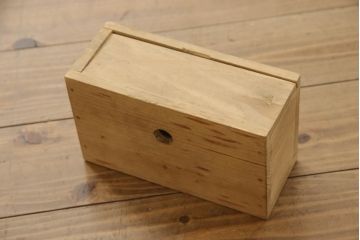 桐箪笥をリペア&カスタム!天板と木製脚を取り付けローボードに。引き戸は切り抜き浅野は模様のガラスを取り付け。現状をベースに着色仕上げ。(テレビ台、テレビボード、収納箪笥、和タンス、引き出し、戸棚、収納棚、キャビネット、リビングボード)