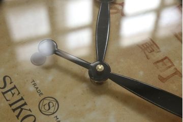 セイコー社の丸型掛け時計をリペア&カスタム!ゼンマイ式から電池式へ変更し、針を交換。(壁掛け時計、柱時計、古時計)
