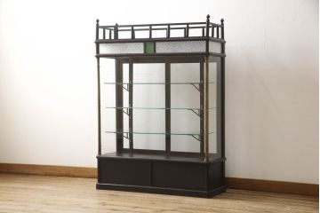 天枠付きのガラスケースをリペア&カスタム!引き戸の引手を交換。金具はアンティーク感を残し、本体は黒にペイント仕上げ。(陳列棚、ショーケース)