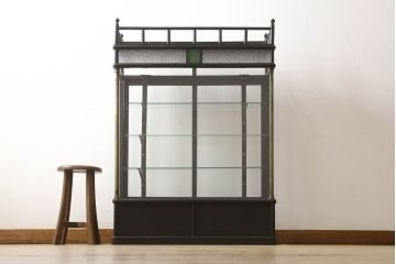 天枠付きのガラスケースをリペア&カスタム!引き戸の引手を交換。金具はアンティーク感を残し、本体は黒にペイント仕上げ。(陳列棚、ショーケース)