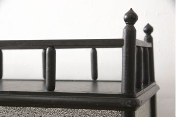 天枠付きのガラスケースをリペア&カスタム!引き戸の引手を交換。金具はアンティーク感を残し、本体は黒にペイント仕上げ。(陳列棚、ショーケース)