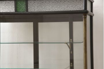 天枠付きのガラスケースをリペア&カスタム!引き戸の引手を交換。金具はアンティーク感を残し、本体は黒にペイント仕上げ。(陳列棚、ショーケース)