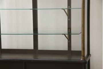 天枠付きのガラスケースをリペア&カスタム!引き戸の引手を交換。金具はアンティーク感を残し、本体は黒にペイント仕上げ。(陳列棚、ショーケース)