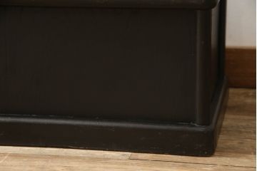 天枠付きのガラスケースをリペア&カスタム!引き戸の引手を交換。金具はアンティーク感を残し、本体は黒にペイント仕上げ。(陳列棚、ショーケース)