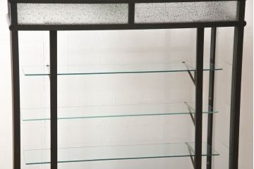 天枠付きのガラスケースをリペア&カスタム!引き戸の引手を交換。金具はアンティーク感を残し、本体は黒にペイント仕上げ。(陳列棚、ショーケース)