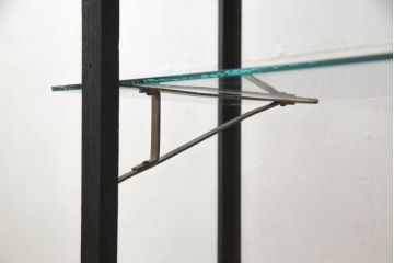 天枠付きのガラスケースをリペア&カスタム!引き戸の引手を交換。金具はアンティーク感を残し、本体は黒にペイント仕上げ。(陳列棚、ショーケース)
