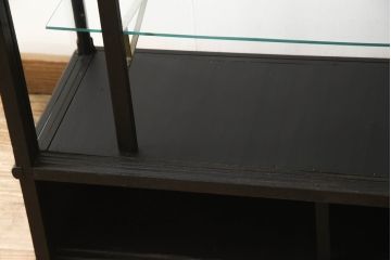 天枠付きのガラスケースをリペア&カスタム!引き戸の引手を交換。金具はアンティーク感を残し、本体は黒にペイント仕上げ。(陳列棚、ショーケース)