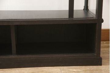 天枠付きのガラスケースをリペア&カスタム!引き戸の引手を交換。金具はアンティーク感を残し、本体は黒にペイント仕上げ。(陳列棚、ショーケース)