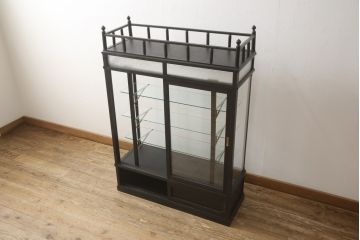 天枠付きのガラスケースをリペア&カスタム!引き戸の引手を交換。金具はアンティーク感を残し、本体は黒にペイント仕上げ。(陳列棚、ショーケース)