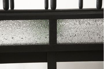 天枠付きのガラスケースをリペア&カスタム!引き戸の引手を交換。金具はアンティーク感を残し、本体は黒にペイント仕上げ。(陳列棚、ショーケース)
