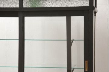 天枠付きのガラスケースをリペア&カスタム!引き戸の引手を交換。金具はアンティーク感を残し、本体は黒にペイント仕上げ。(陳列棚、ショーケース)