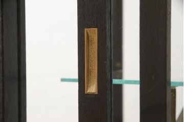 天枠付きのガラスケースをリペア&カスタム!引き戸の引手を交換。金具はアンティーク感を残し、本体は黒にペイント仕上げ。(陳列棚、ショーケース)