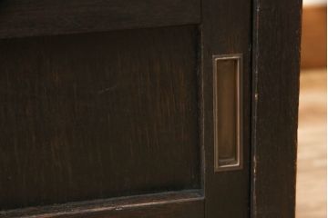 天枠付きのガラスケースをリペア&カスタム!引き戸の引手を交換。金具はアンティーク感を残し、本体は黒にペイント仕上げ。(陳列棚、ショーケース)