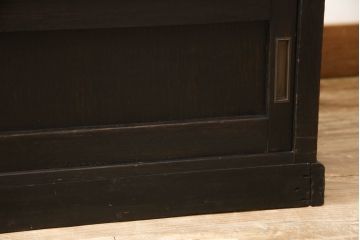天枠付きのガラスケースをリペア&カスタム!引き戸の引手を交換。金具はアンティーク感を残し、本体は黒にペイント仕上げ。(陳列棚、ショーケース)