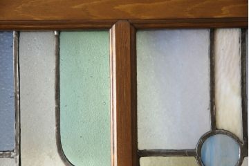 ステンドグラス2枚セットをリペア&カスタム!破損部分は雰囲気の近いガラスに差し替えリペア。新規製作した引き戸へ取り付け、戸枠に合わせた着色仕上げ。(引き戸、建具)