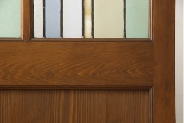 ステンドグラス2枚セットをリペア&カスタム!破損部分は雰囲気の近いガラスに差し替えリペア。新規製作した引き戸へ取り付け、戸枠に合わせた着色仕上げ。(引き戸、建具)