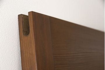 ステンドグラス2枚セットをリペア&カスタム!破損部分は雰囲気の近いガラスに差し替えリペア。新規製作した引き戸へ取り付け、戸枠に合わせた着色仕上げ。(引き戸、建具)