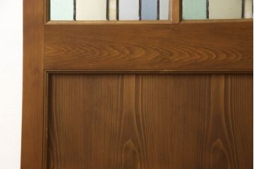 ステンドグラス2枚セットをリペア&カスタム!破損部分は雰囲気の近いガラスに差し替えリペア。新規製作した引き戸へ取り付け、戸枠に合わせた着色仕上げ。(引き戸、建具)